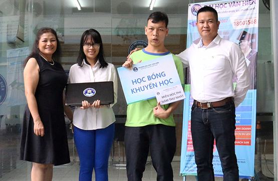 Trường ĐH Văn Hiến: Miễn học phí, tặng máy tính cho tân sinh viên khuyết tật