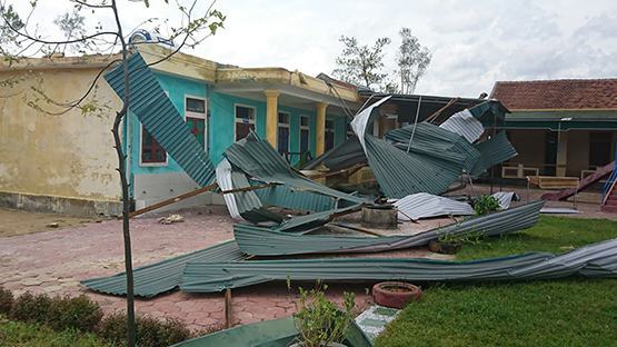 Bão số 10 đi qua: Xơ xác mái trường…