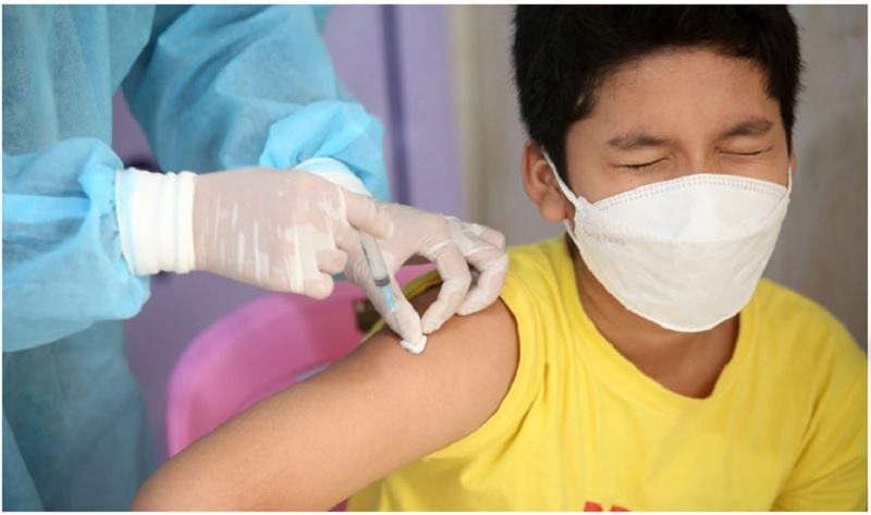 Một học sinh được tiêm vắc xin Covid-19 ở Campuchia /// Chụp màn hình Khmer Times