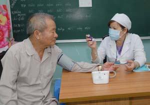 Cán bộ y tế tại cơ sở còn yếu