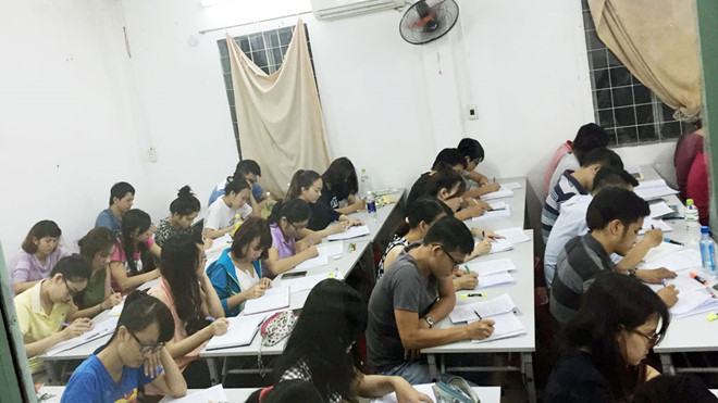 Lớp học luyện thi IELTS khá thu hút người học	 /// MỸ QUYÊN