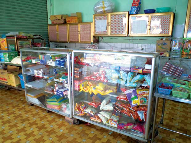 Căn tin trường học bán thực phẩm trôi nổi