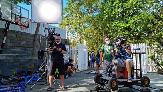 Cẩn trọng ngày trở lại phim trường