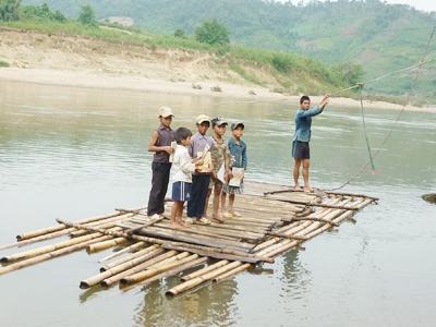 Căng dây qua sông tìm chữ