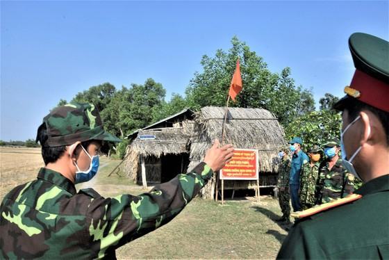 Căng mình ngăn dịch từ biên giới