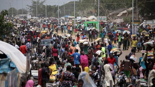 Tranh cướp lương thực từ một nhà kho dành để cứu trợ thời Covid-19 ở Nigeria cuối tháng 10 /// AFP