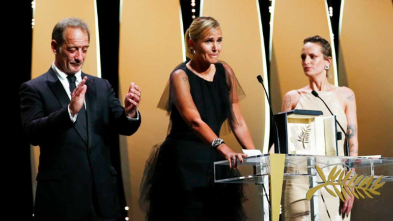Nữ đạo diễn Julia Ducournau nhận giải Cành cọ vàng trên sân khấu LHP /// REUTERS