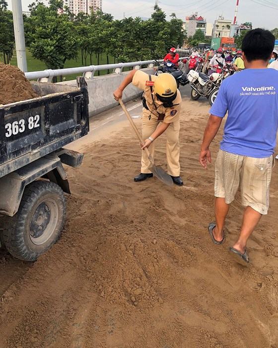 Cảnh sát giao thông - trật tự TPHCM dọn cát rơi trên đường ảnh 2