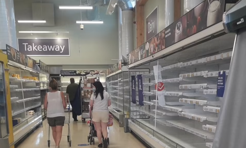 Cảnh siêu thị ở Anh hết sạch hàng hóa vì pingdemic