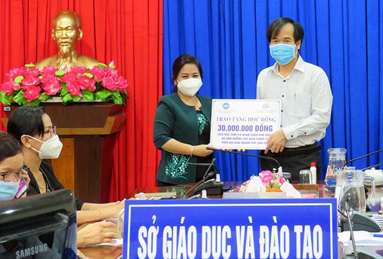 Cần Thơ: Trao tặng học bổng cho học sinh có hoàn cảnh khó khăn