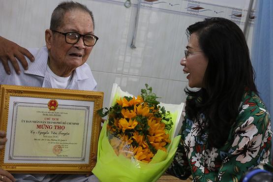 Lãnh đạo TP.HCM thăm và tặng quà người cao tuổi