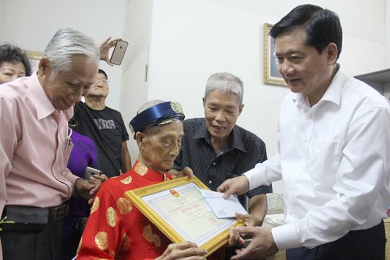 Lãnh đạo TP.HCM thăm các cụ cao tuổi