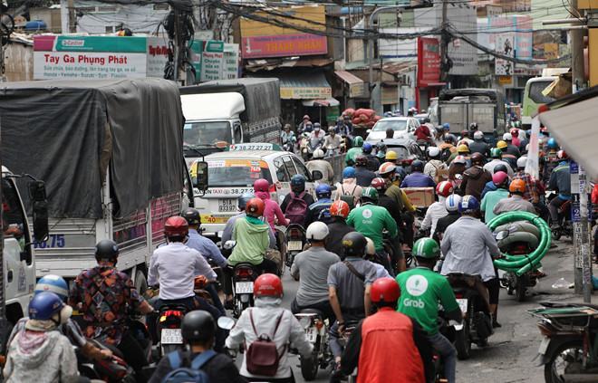 Kẹt xe trên đường Trường Chinh, đoạn giao Tân Kỳ - Tân Quý (Q.Tân Phú, TP.HCM)  /// Ảnh: Ngọc Dương