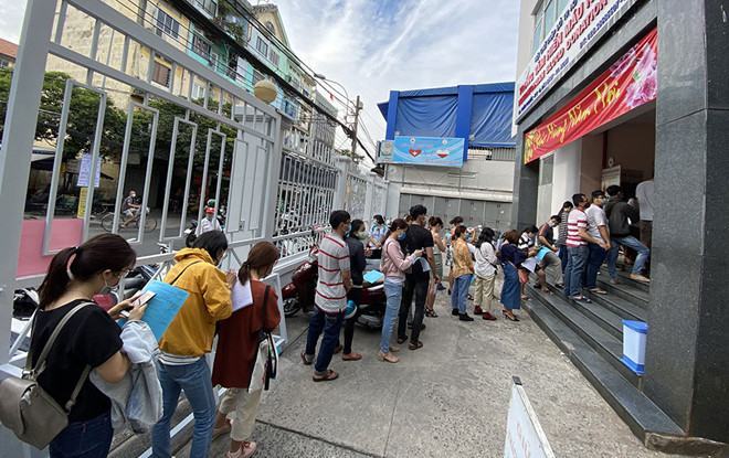 Người dân đến Trung tâm hiến máu nhân đạo TP.HCM hiến máu cứu người vào sáng 9.2  /// Ảnh: Duy Tính