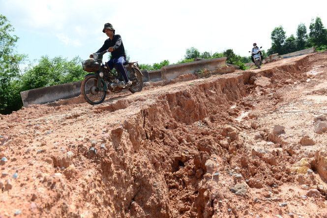 Bờ kè bên sông Sài Gòn đoạn qua huyện Củ Chi vừa mới làm được hơn hai tháng nhưng đã bị sạt lở xuống sông. Nguyên nhân ban đầu được cơ quan chức năng nhận định là do tình trạng khai thác cát gây ra (ảnh chụp trưa 10-7) - Ảnh: Quang Định