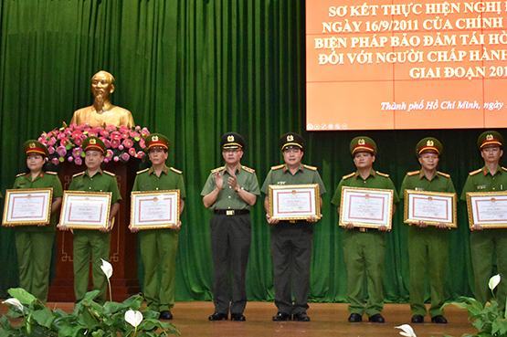 Giúp người trở về hoàn lương