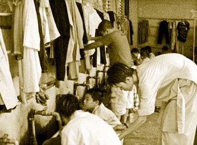 Cậu ấm cô chiêu lên chùa học sống