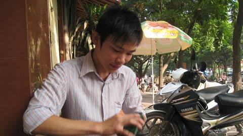 Cậu bé 10 năm đánh giày trúng tuyển đại học báo chí