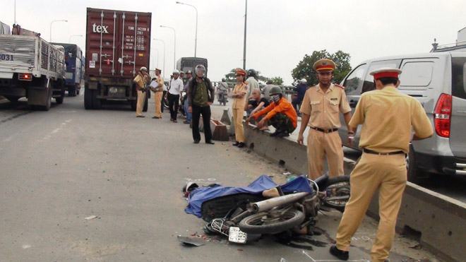 Cầu Bình Phước 2: kẹt cứng vì tai nạn chết người