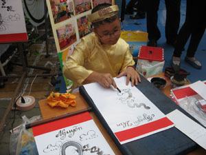 Cậu học sinh vẽ chữ thành tranh