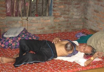 Cậu học trò bỏ học nuôi mẹ bị ung thư