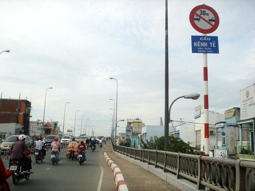 Cấm xe 3 và 4 bánh lưu thông qua cầu Kênh Tẻ