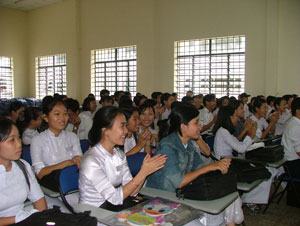 Câu lạc bộ hiệu trưởng: Giáo viên tham gia công tác quản lí