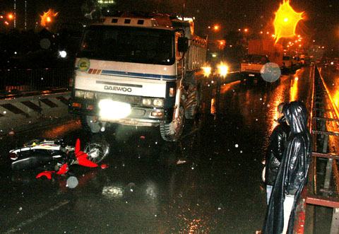 Cầu Sài Gòn tê liệt trong đêm Trung thu vì tai nạn