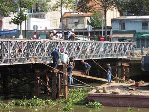 Cầu tạm cầu Bông đã hoạt động lại