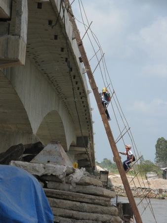 Cầu xây chậm, học sinh phải trèo thang đi học