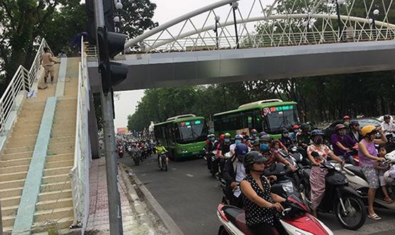 Gò Vấp: Gần 3 tỷ đồng xây ba cầu vượt đi bộ
