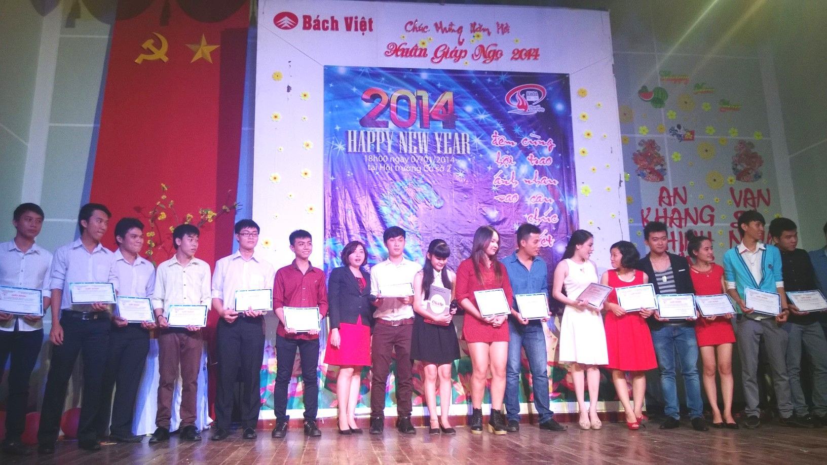 CĐ Bách Việt tặng 50 phần quà cho SV nghèo vượt khó