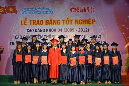 CĐ Bách Việt trao bằng tốt nghiệp cho 1799 sinh viên