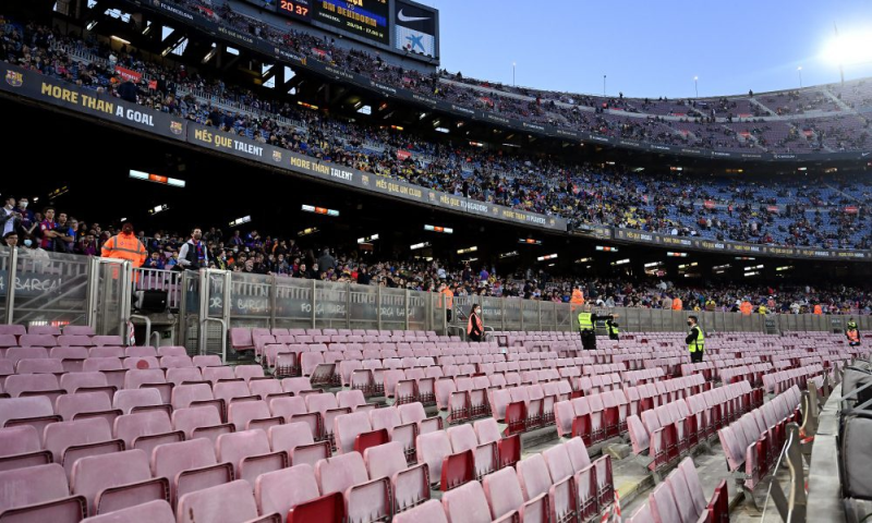 CĐV Barcelona phản đối CLB trong ngày dâng chức vô địch La Liga cho Real Madrid