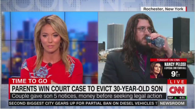 Cha mẹ kiện con trai sống bám