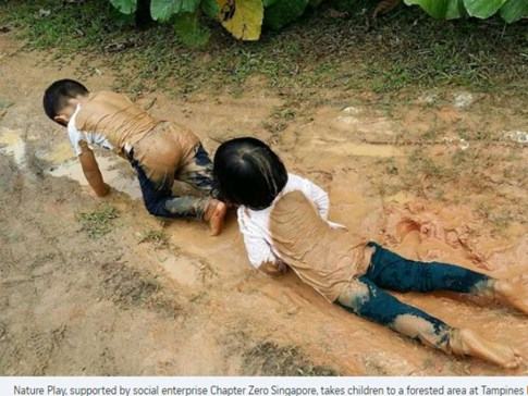 Cha mẹ Singapore trả tiền để con được… chơi dơ