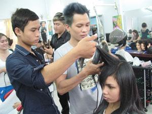 Chăm “cầm kéo”, khéo tay nghề!