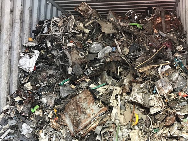 Container rác phế liệu độc hại được mở tại cảng Cát Lái năm 2019	 /// Ảnh: N.N