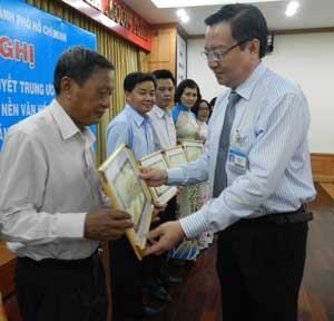 Chăm lo cho giáo viên và học sinh là yêu nước