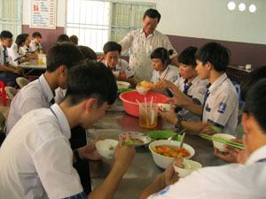 Chăm lo cho học sinh