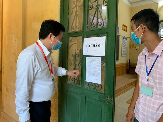 Thứ trưởng Nguyễn Hữu Độ (trái) kiểm tra công tác thi tại tỉnh Nam Định /// TUYẾT MAI