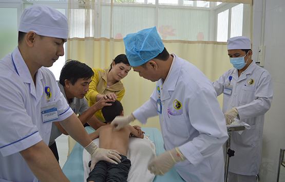 Trẻ bớt tự kỷ nhờ châm cứu