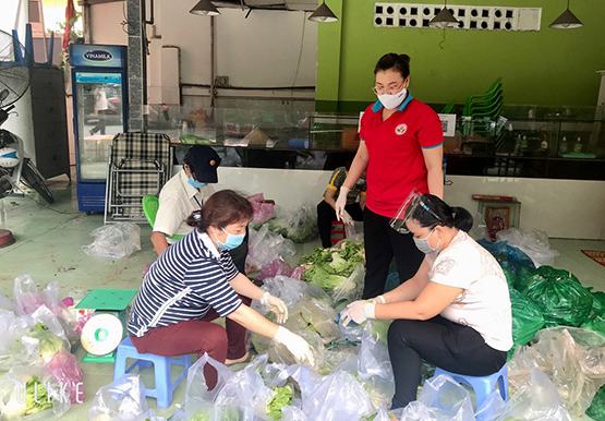 Phòng GD-ĐT Q.Tân Bình chăm lo cho hàng ngàn người lao động khó khăn trong ngành