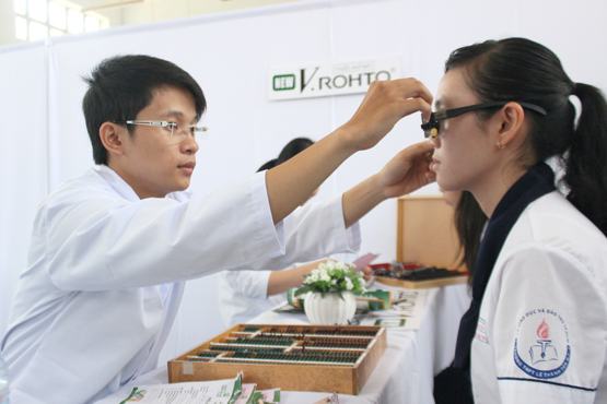 Chương trình “Chăm sóc mắt học đường 2017”