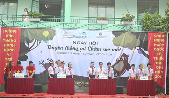 Học sinh Đà Nẵng tìm hiểu kiến thức chăm sóc mắt