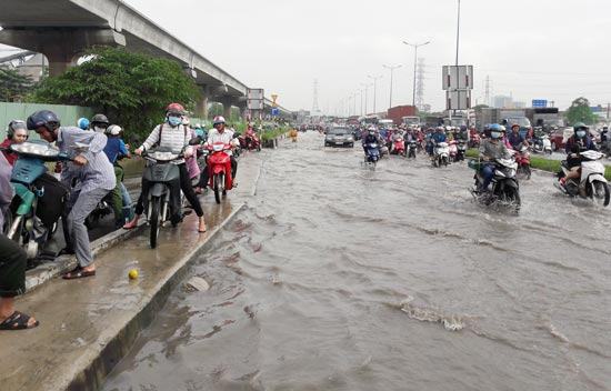 Chân cầu Rạch Chiếc thành… sông sau trận mưa nhỏ