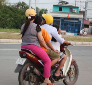 Chấn chỉnh việc đội mũ bảo hiểm cho trẻ em