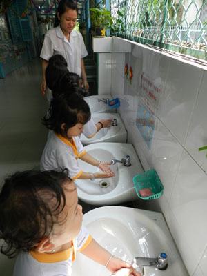 Chặn dịch bệnh vào trường