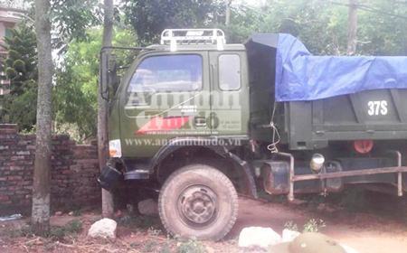 Chặn xe trôi dốc, tài xế bị xe cán ngang người