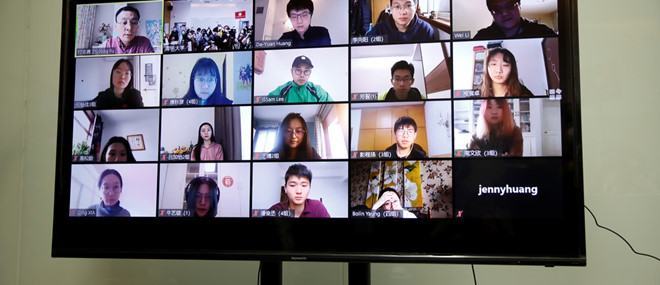 Chật vật trong làm việc, học tập trực tuyến giữa thời Covid-19